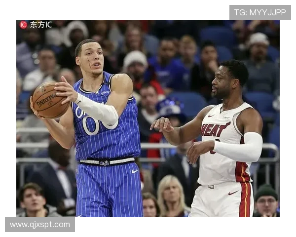 魔术逆袭热火上演惊心动魄对决 球队默契与战术博弈引人注目